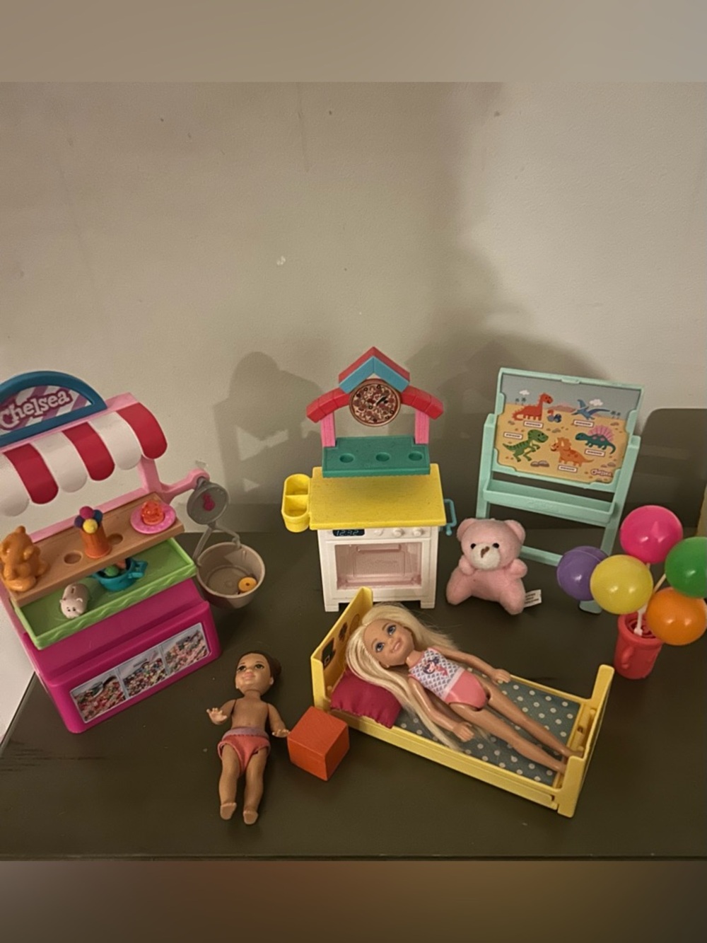 Barbie Mini Playset Chelsea little sister Bed Balloons furniture
